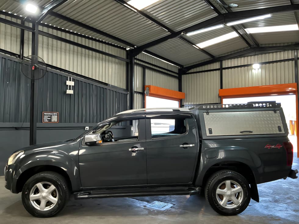  Isuzu Kb 300  - Image 3