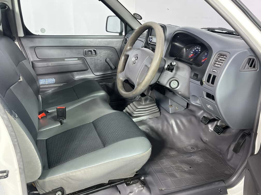 Nissan Np300 Hardbody 2.0i  - Image 3